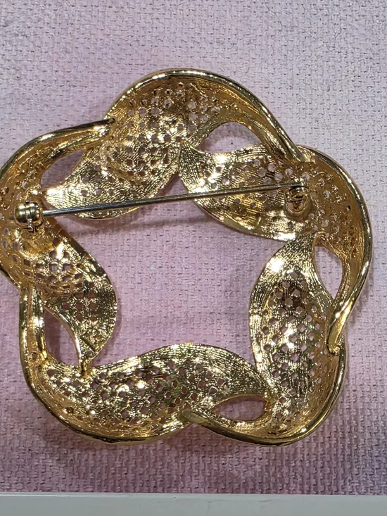 VintageMarked "K" Gold-Tone Woven Ribbon Circle Brooch - Picture 4 of 4